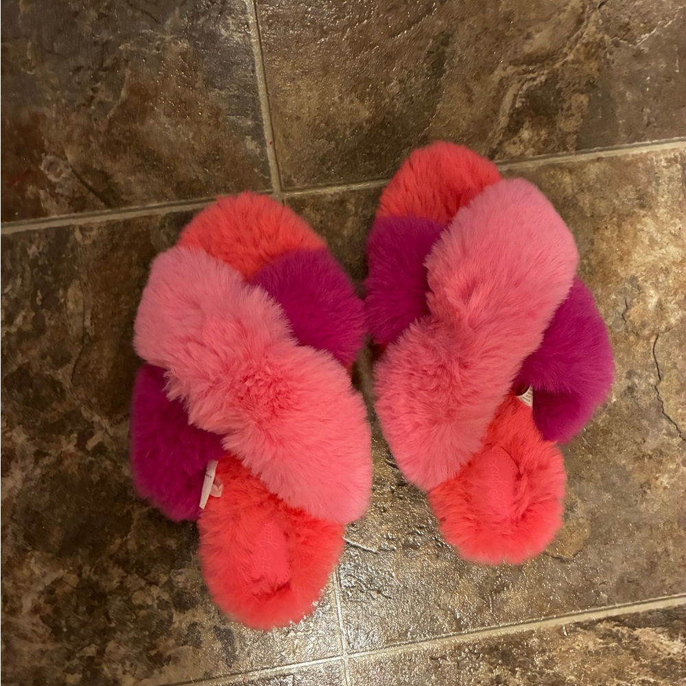 (NWOT large in Kids aka (6.5 or to 7 in Womens Wide)Cat &Jack PinkPlush Slippers